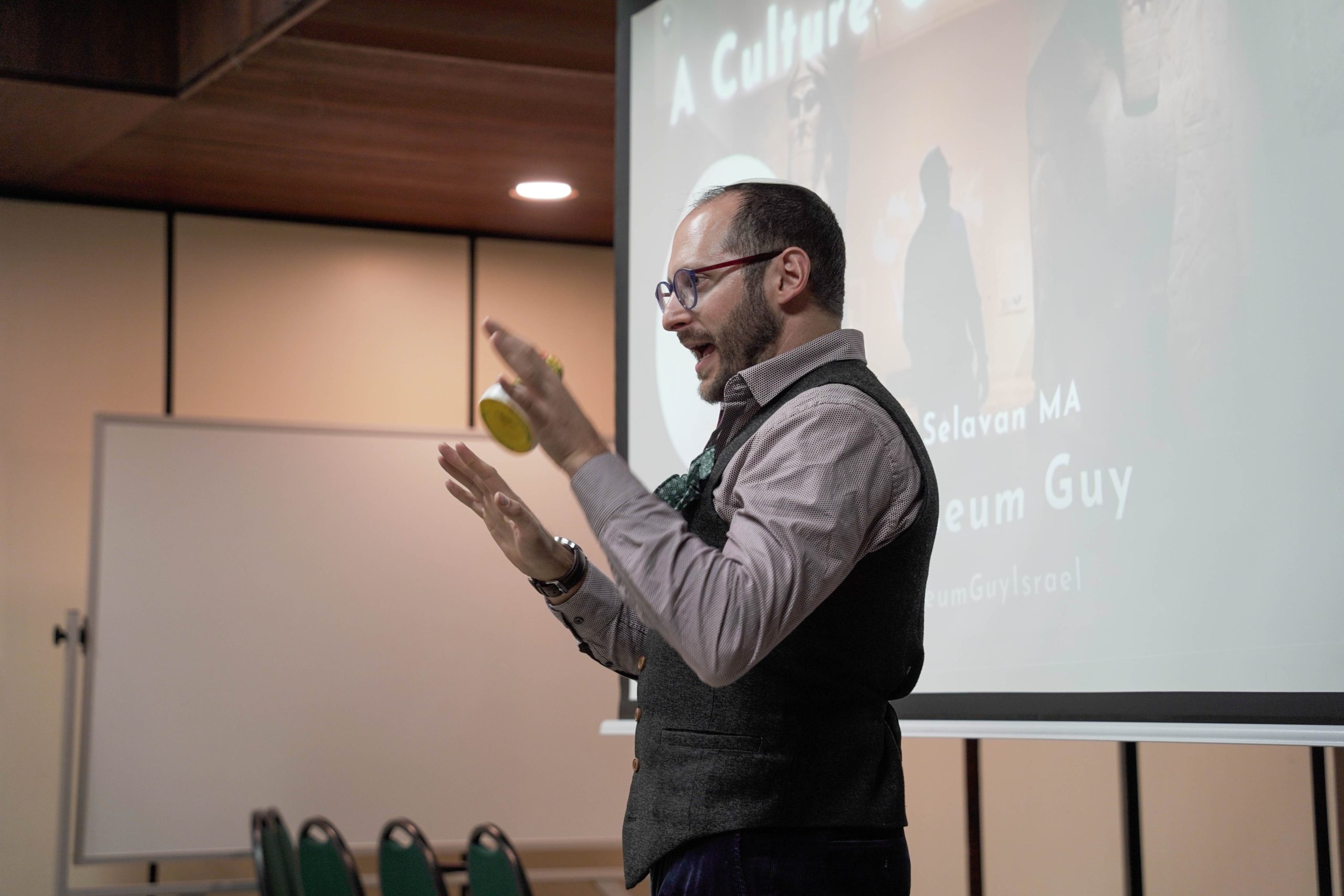 Nachliel, presenting at a community