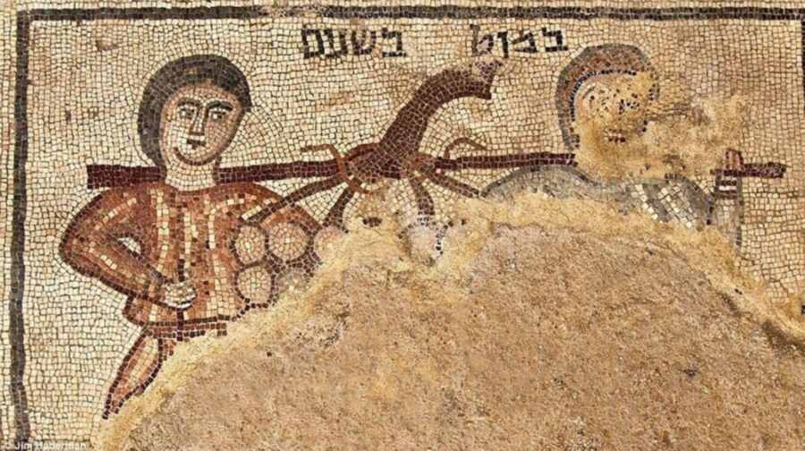 פסיפס עתיק מבית הכנסת בחוקוק: המרגלים נושאים אשכול ענבים על מוט